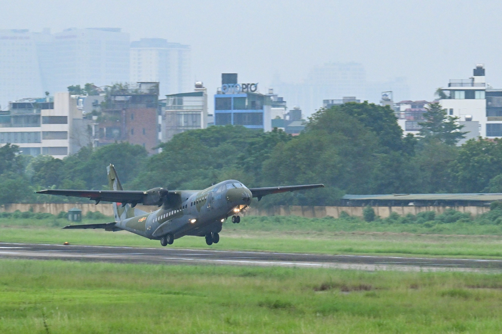 [Foto] Brigada Aérea 918 entrena para desfile del Día Nacional