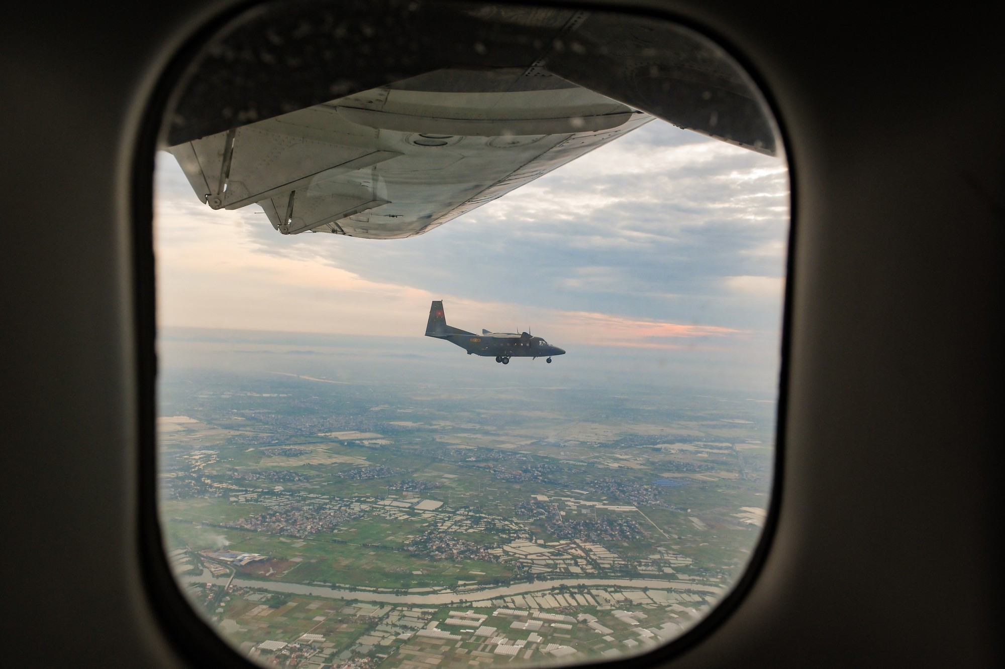 Los aviones deben volar a la distancia y en la posición planificadas.
