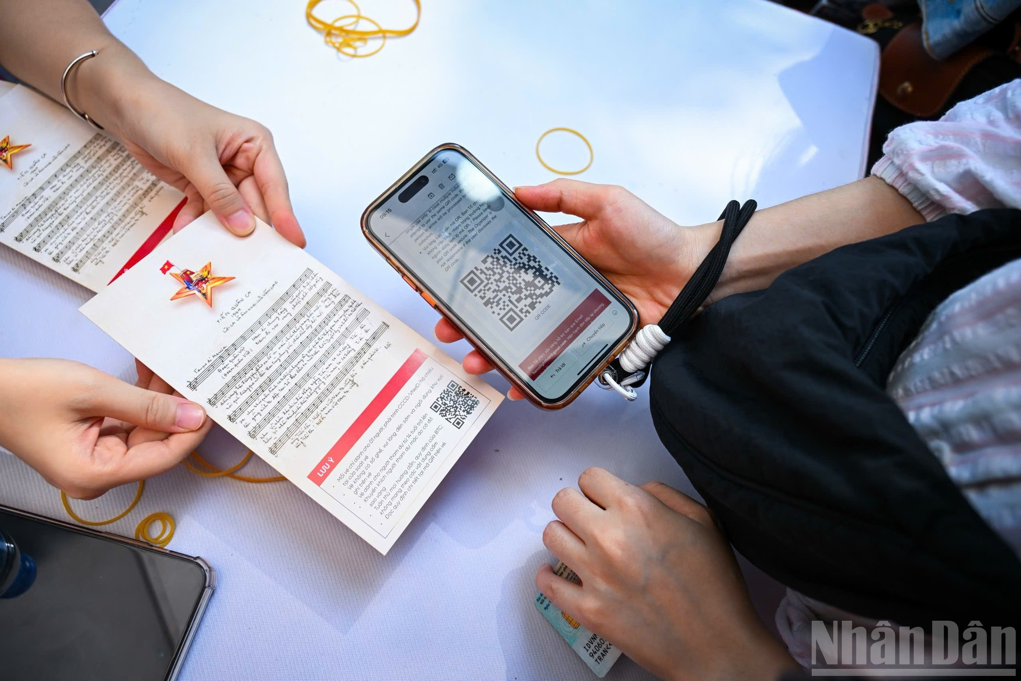 El proceso de distribución se realiza de manera rigurosa y transparente. Para recoger la entrada, es necesario presentar la tarjeta de identidad y escanear el código QR que cada ciudadano había recibido al completar previamente el registro en línea. El proceso de distribución se realiza de manera rigurosa y transparente. Para recoger la entrada, es necesario presentar la tarjeta de identidad y escanear el código QR que cada ciudadano había recibido al completar previamente el registro en línea.