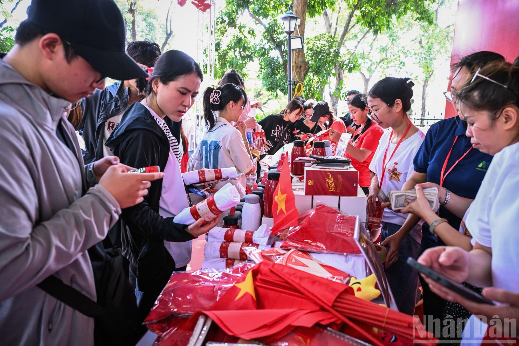 El público puede pasar también por un pabellón de recuerdos instalado en la misma zona donde se venden camisetas con una estrella dorada sobre fondo rojo (el diseño de la bandera nacional de Vietnam) y otros productos inspirados en el concierto y su temática. El público puede pasar también por un pabellón de recuerdos instalado en la misma zona donde se venden camisetas con una estrella dorada sobre fondo rojo (el diseño de la bandera nacional de Vietnam) y otros productos inspirados en el concierto y su temática.