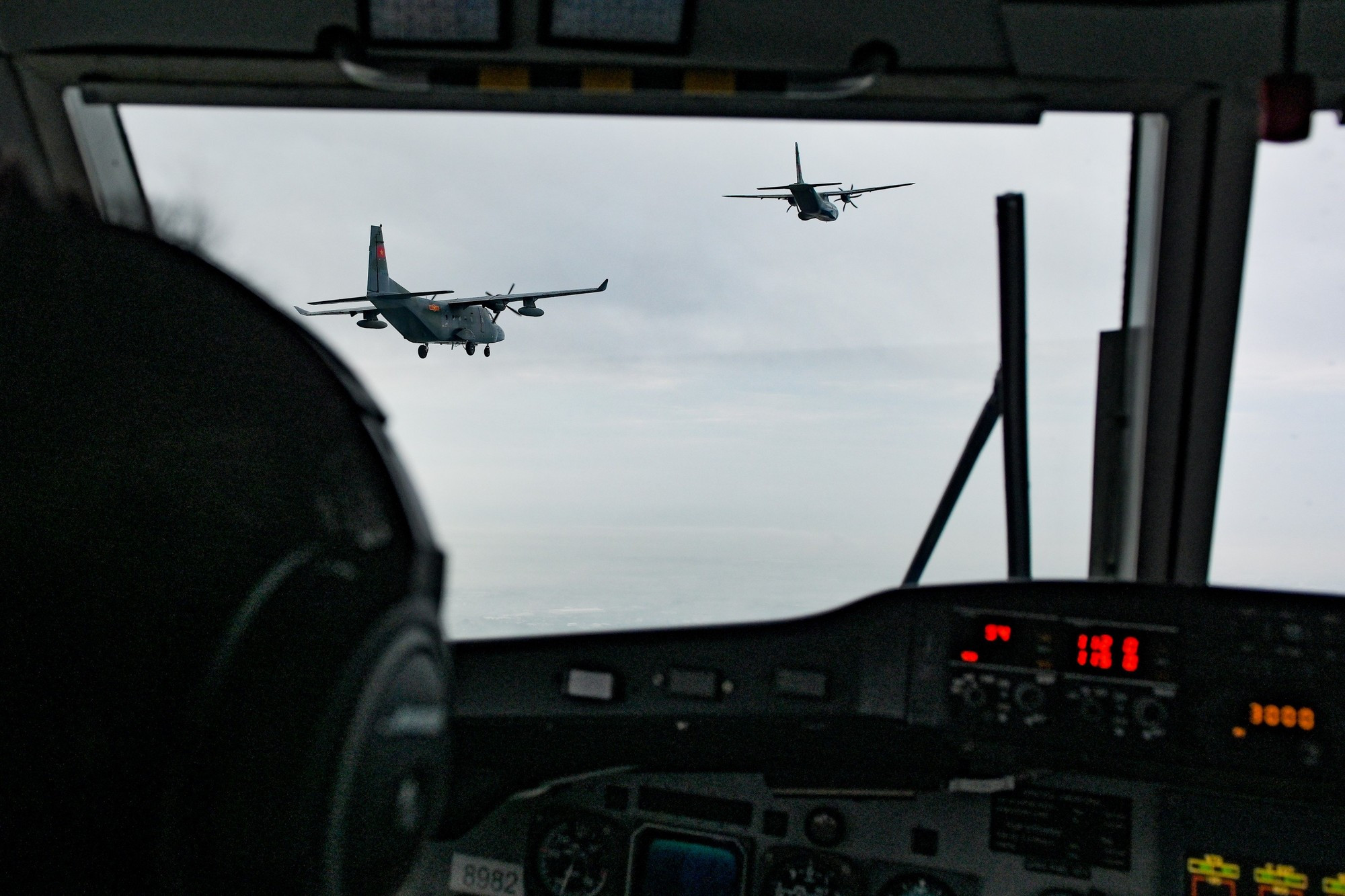 La tripulación garantiza la seguridad y la formación de vuelo bajo cualquier condición climática.