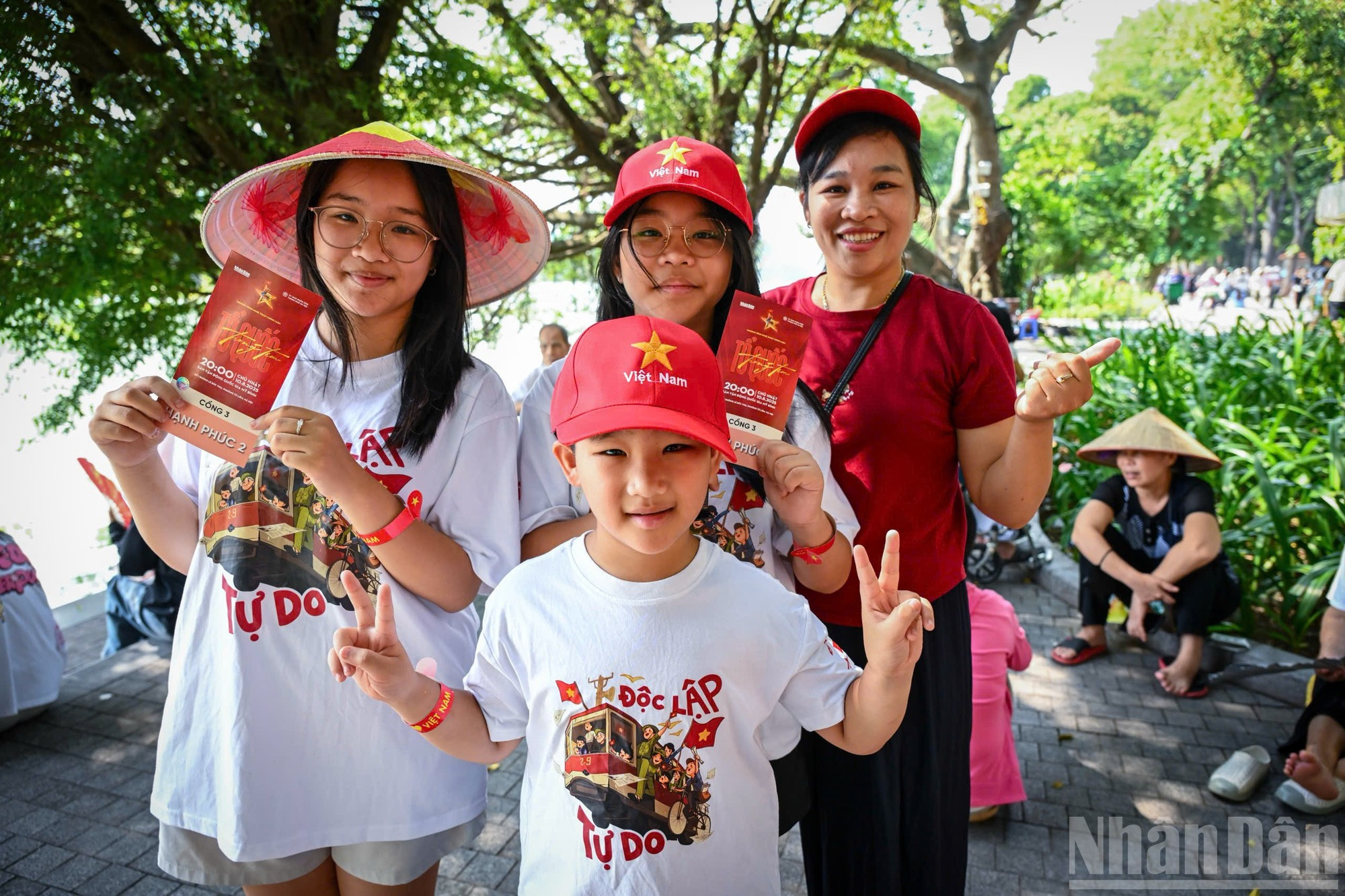 Una familia procedente de la norteña provincia de Bac Ninh viaja a la capital para recoger las entradas. Una familia procedente de la norteña provincia de Bac Ninh viaja a la capital para recoger las entradas.