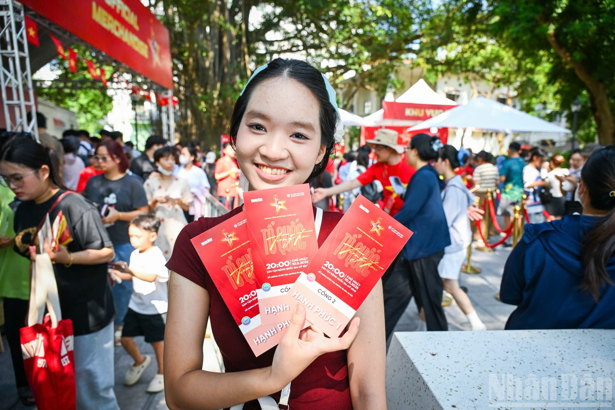 Pham Yen Linh, estudiante de bachillerato de la escuela Hoa Binh-La Trobe, cuenta que ha hecho cola con sus dos hermanas desde las 8:00 para conseguir entradas para un evento artístico tan especial. "Lo que sea que haga por la Patria, lo apoyo. Solo quiero estar allí, cantar con todos y sentir ese ambiente", manifestó. Pham Yen Linh, estudiante de bachillerato de la escuela Hoa Binh-La Trobe, cuenta que ha hecho cola con sus dos hermanas desde las 8:00 para conseguir entradas para un evento artístico tan especial. "Lo que sea que haga por la Patria, lo apoyo. Solo quiero estar allí, cantar con todos y sentir ese ambiente", manifestó.