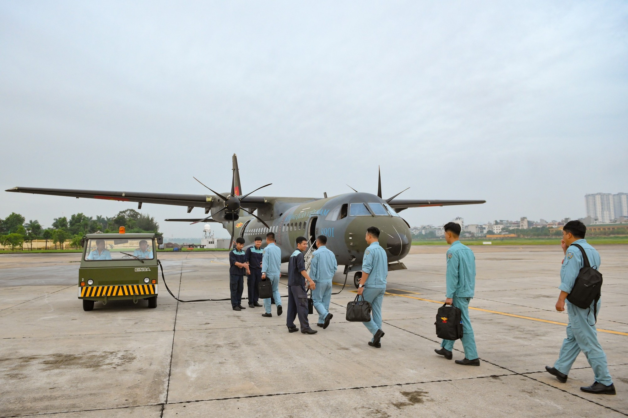 Las tripulaciones reciben aeronaves de manos del equipo técnico para practicar las actuaciones.