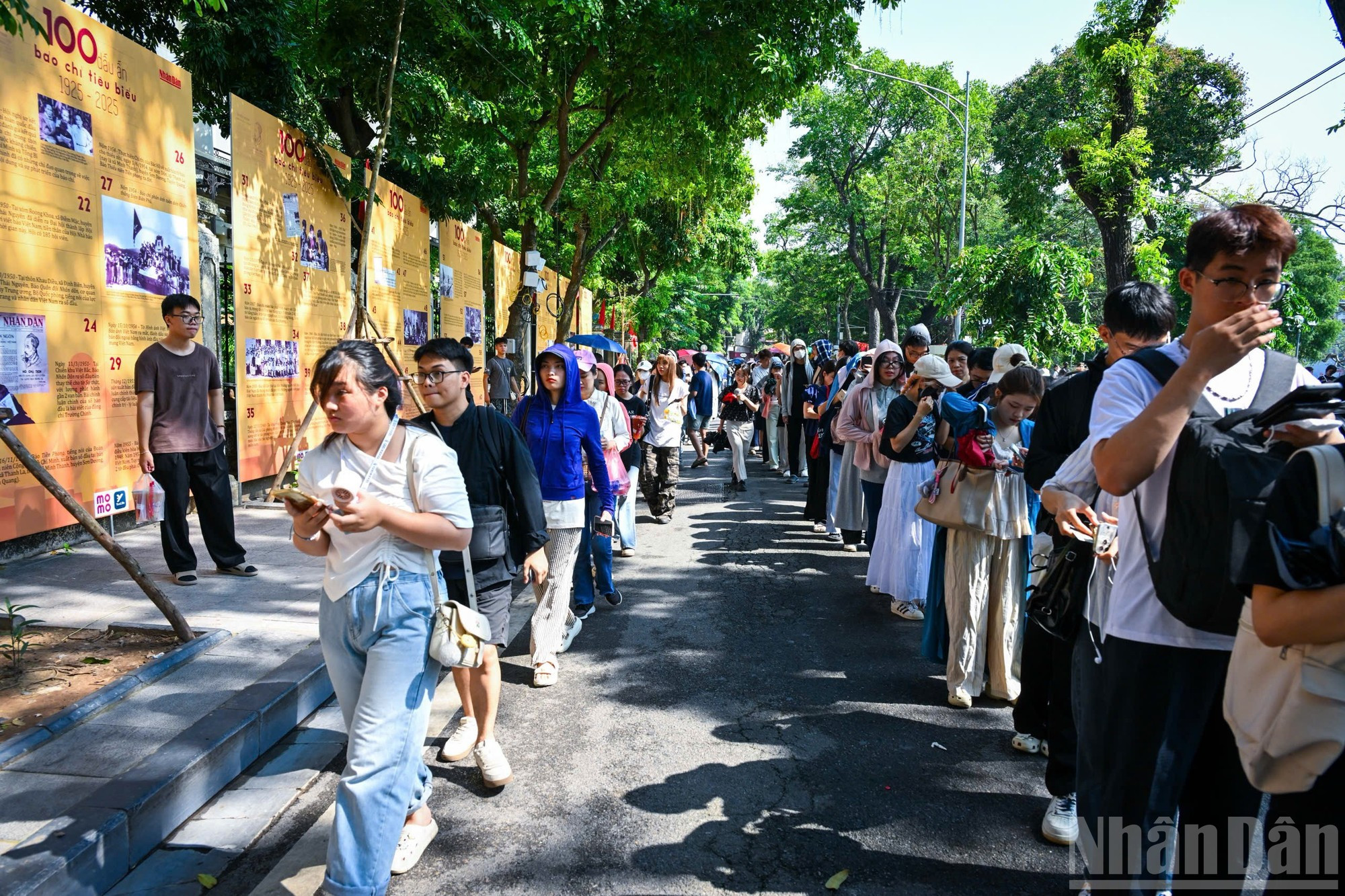Aunque la distribución estuvo programada a partir de las 8:00, numerosos jóvenes acudieron con mucha antelación, algunos incluso a las 4:00 de la madrugada, con la esperanza de conseguir una. Aunque la distribución estuvo programada a partir de las 8:00, numerosos jóvenes acudieron con mucha antelación, algunos incluso a las 4:00 de la madrugada, con la esperanza de conseguir una.