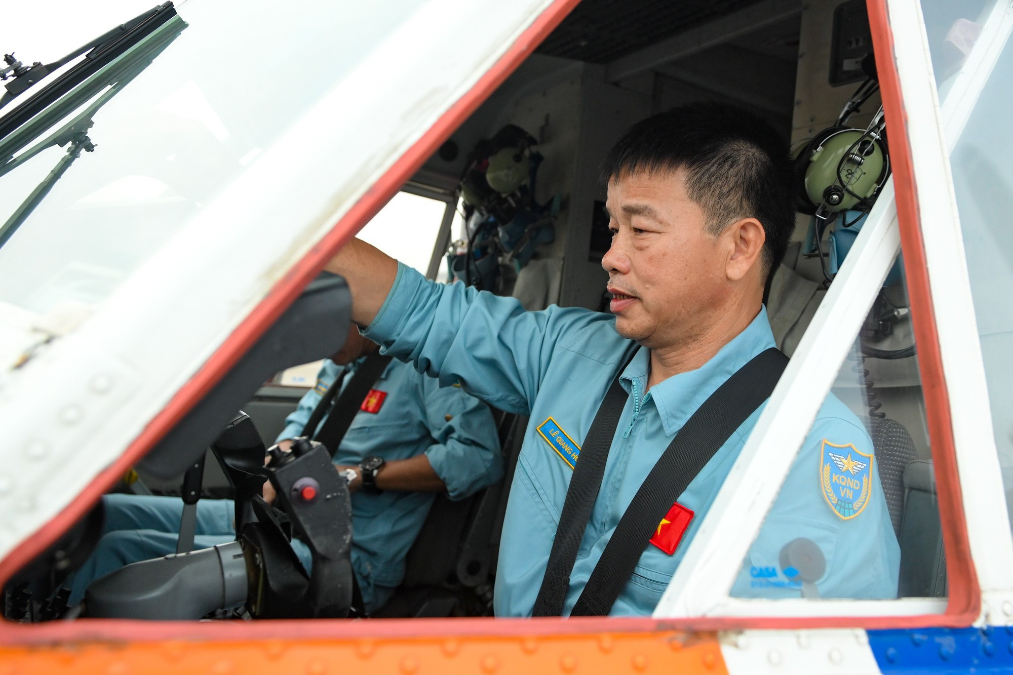 Los ingenieros, técnicos de aviación, pilotos y otros tripulantes de la flota revisan con rigurosidad cada componente del vehículo.
