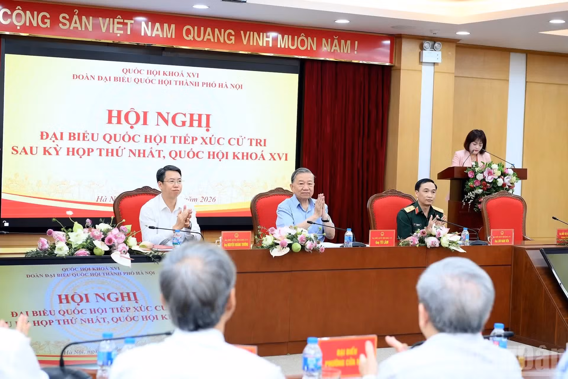 Escena de la reunión entre el secretario general del Partido Comunista de Vietnam y presidente del país, To Lam, y votantes de la circunscripción electoral 1 de Hanói.