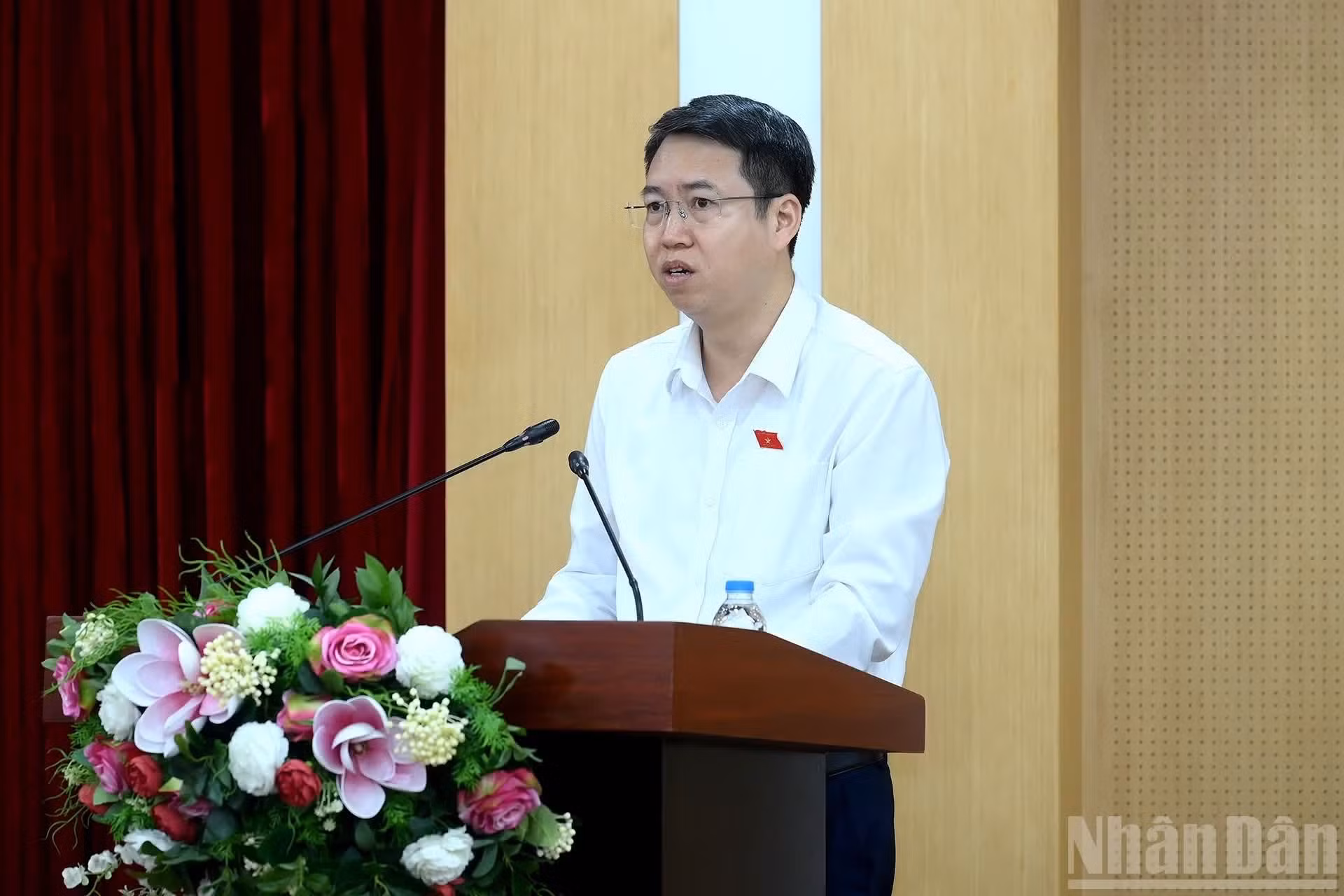 El diputado Nguyen Hoang Truong presenta un informe de recopilación de opiniones enviados por votantes a los parlamentarios.