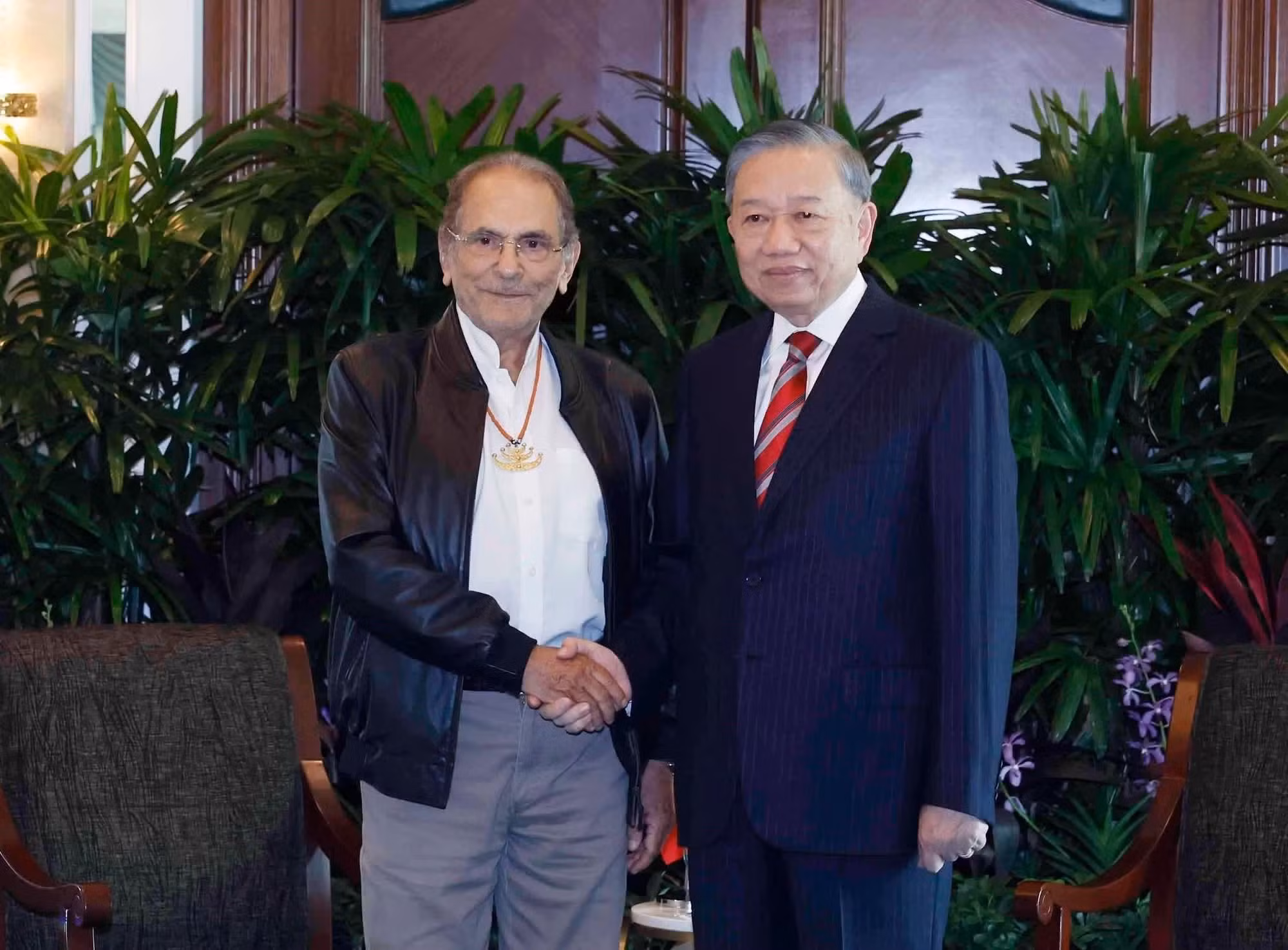 El secretario general del Partido Comunista y presidente de Vietnam, To Lam (derecha), se reúne en Singapur con el presidente de Timor Oriental, José Ramos-Horta.