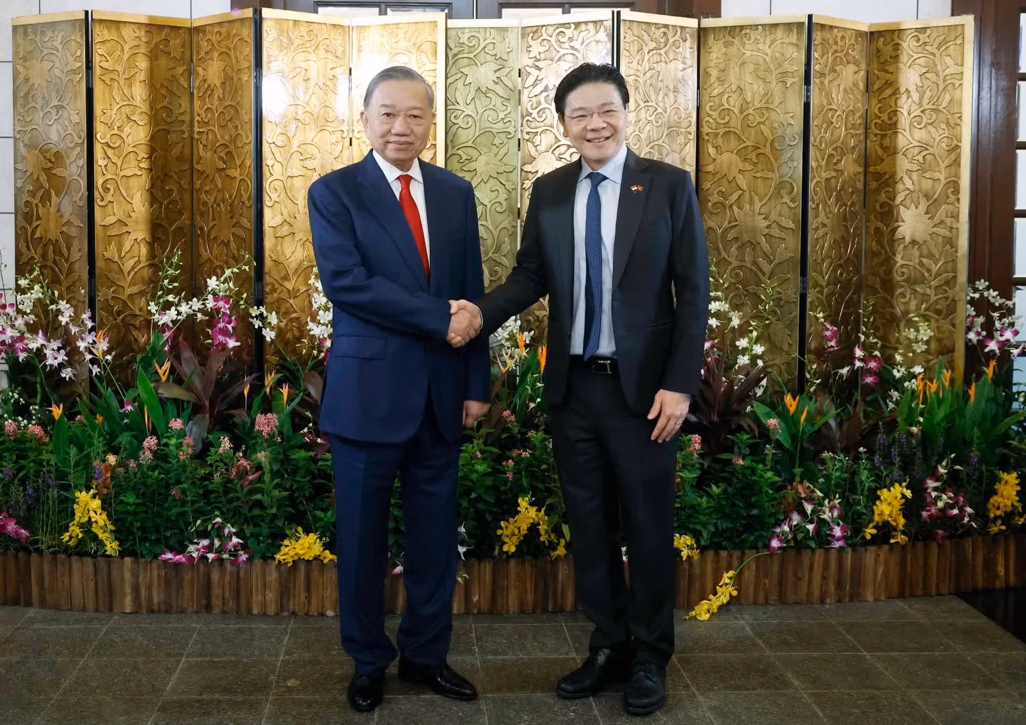 El secretario general del Partido Comunista y presidente de Vietnam, To Lam, y el primer ministro de Singapur, Lawrence Wong, posan para fotos.