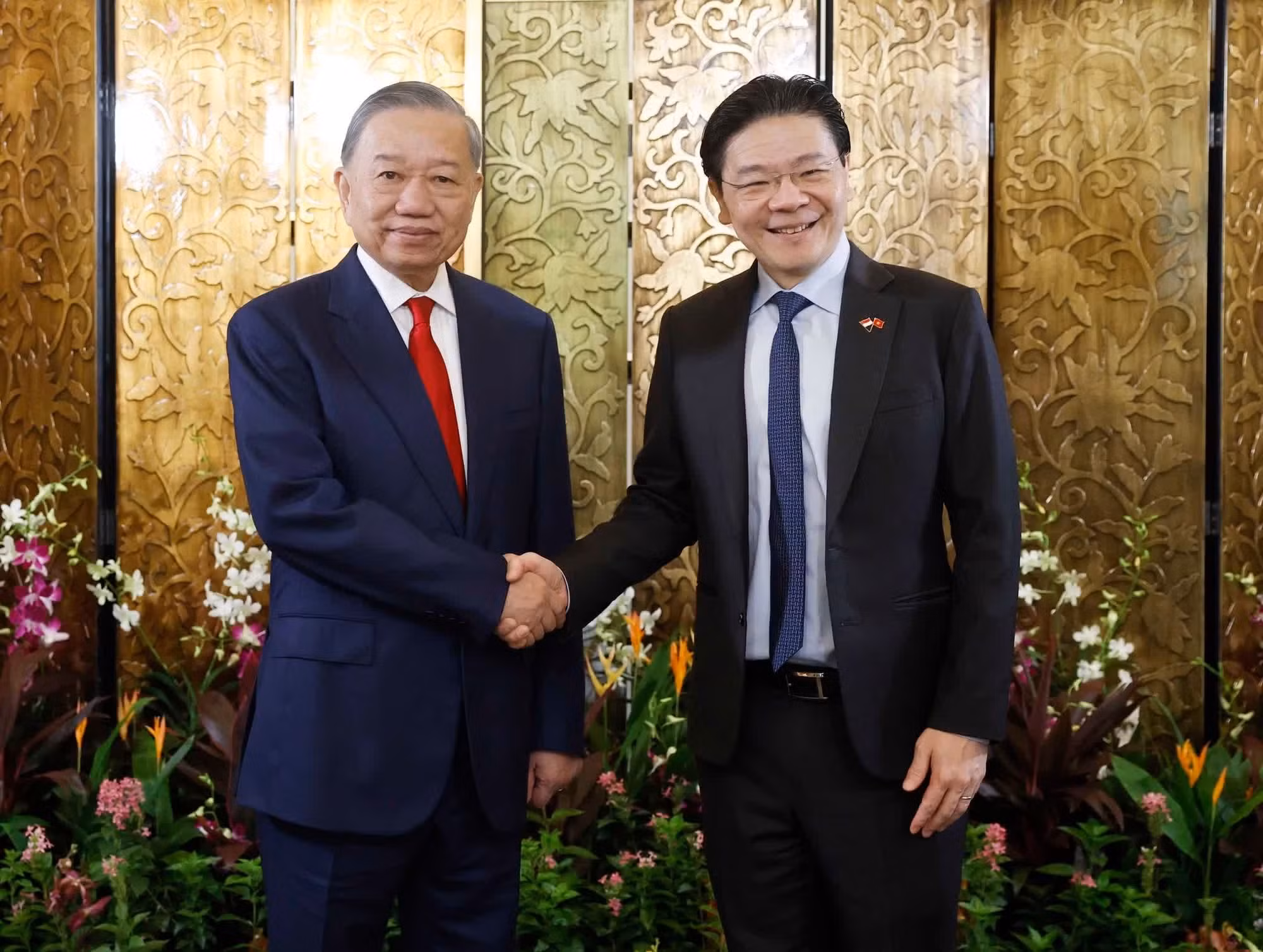 El secretario general del Partido Comunista y presidente de Vietnam, To Lam, y el primer ministro de Singapur, Lawrence Wong, posan para fotos.