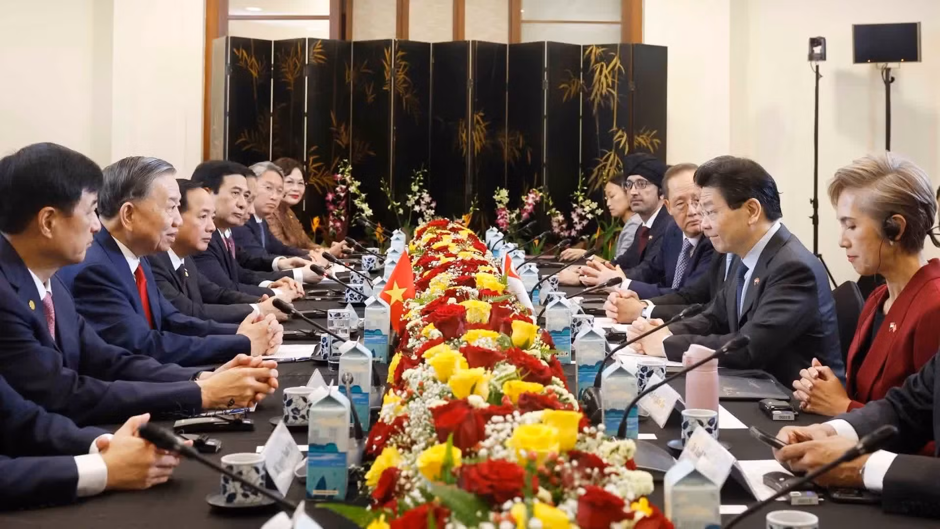 El secretario general del Partido Comunista y presidente de Vietnam, To Lam, sostiene conversaciones con el primer ministro de Singapur, Lawrence Wong.