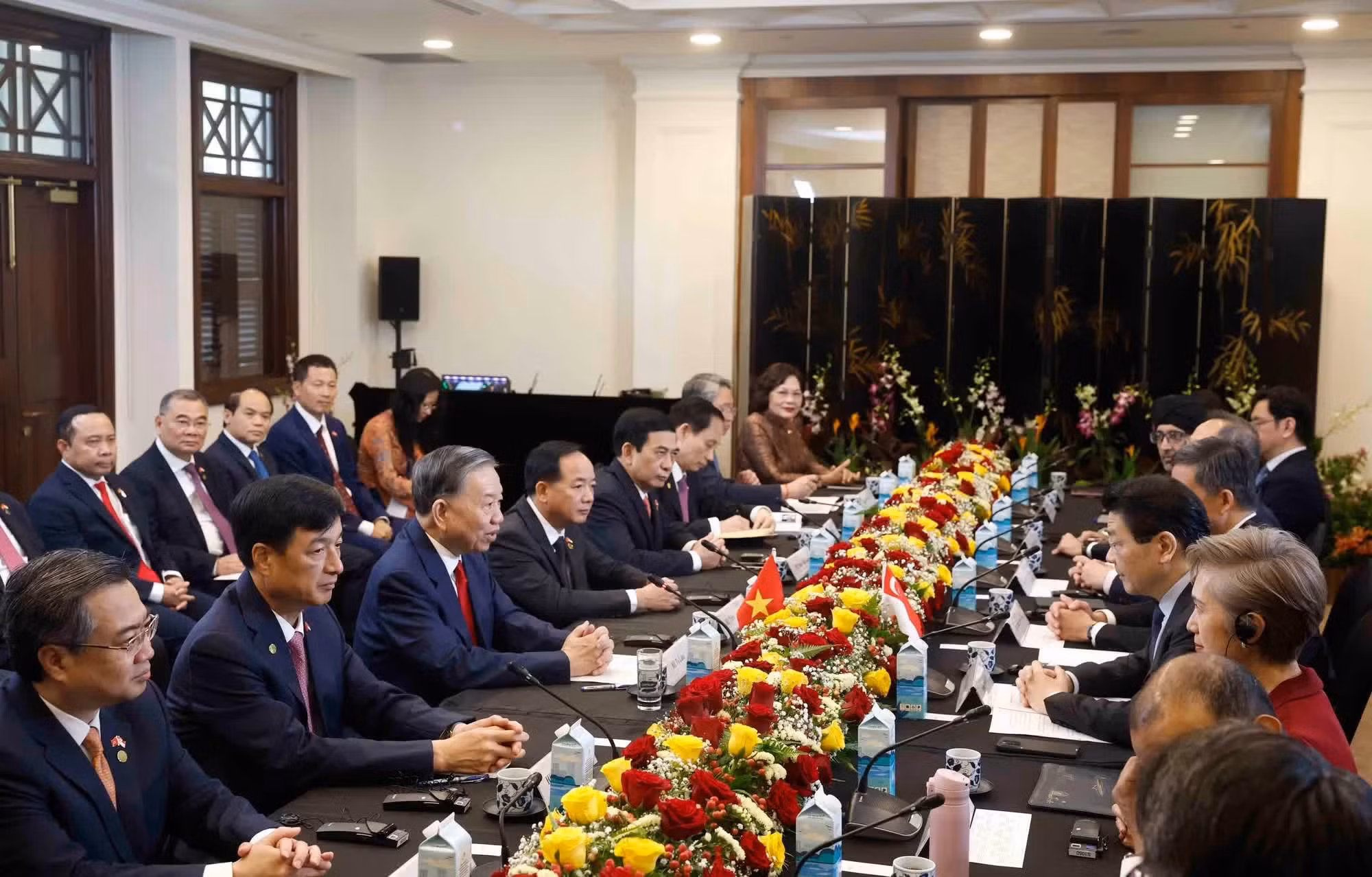 Vista de la reunión entre el secretario general del Partido Comunista y presidente de Vietnam, To Lam, y el primer ministro de Singapur, Lawrence Wong.