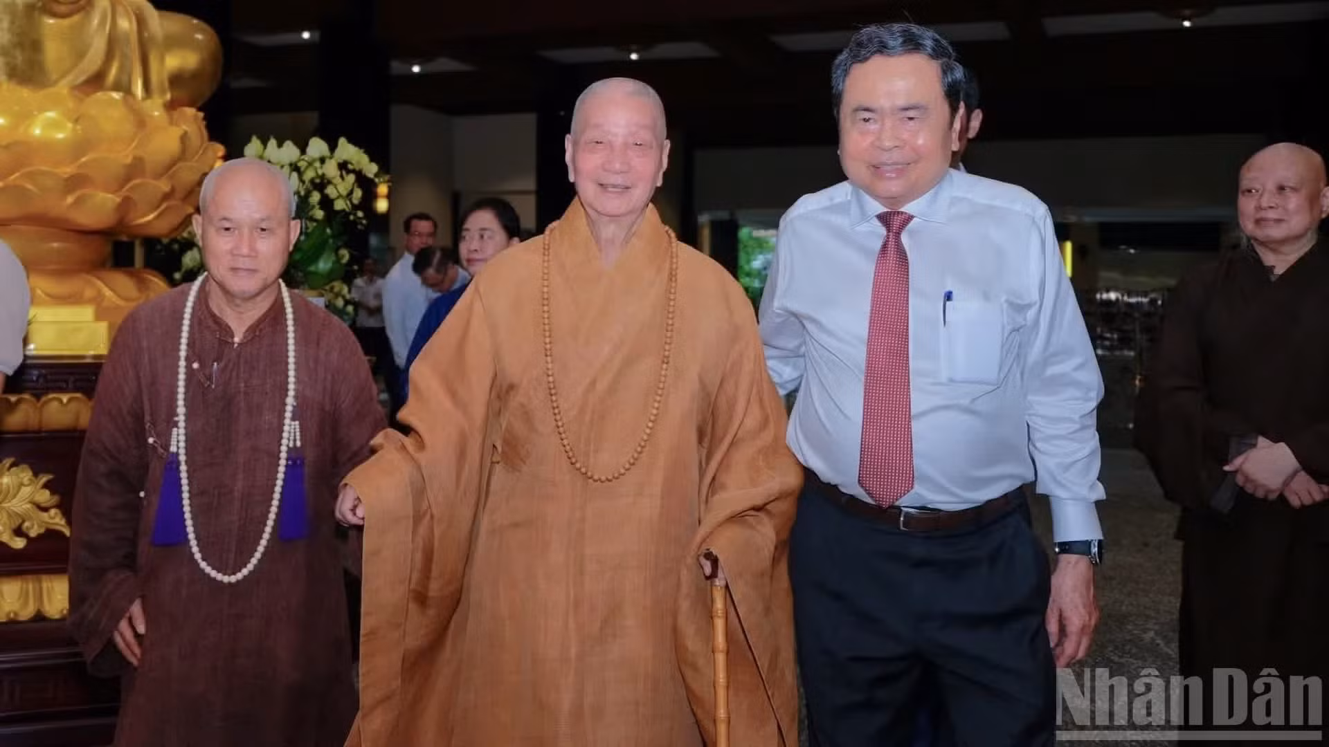 El presidente de la Asamblea Nacional de Vietnam, Tran Thanh Man, felicita por la fecha al venerable Thich Tri Quang, patriarca supremo del Consejo de Patrocinio de la Sangha Budista de Vietnam.