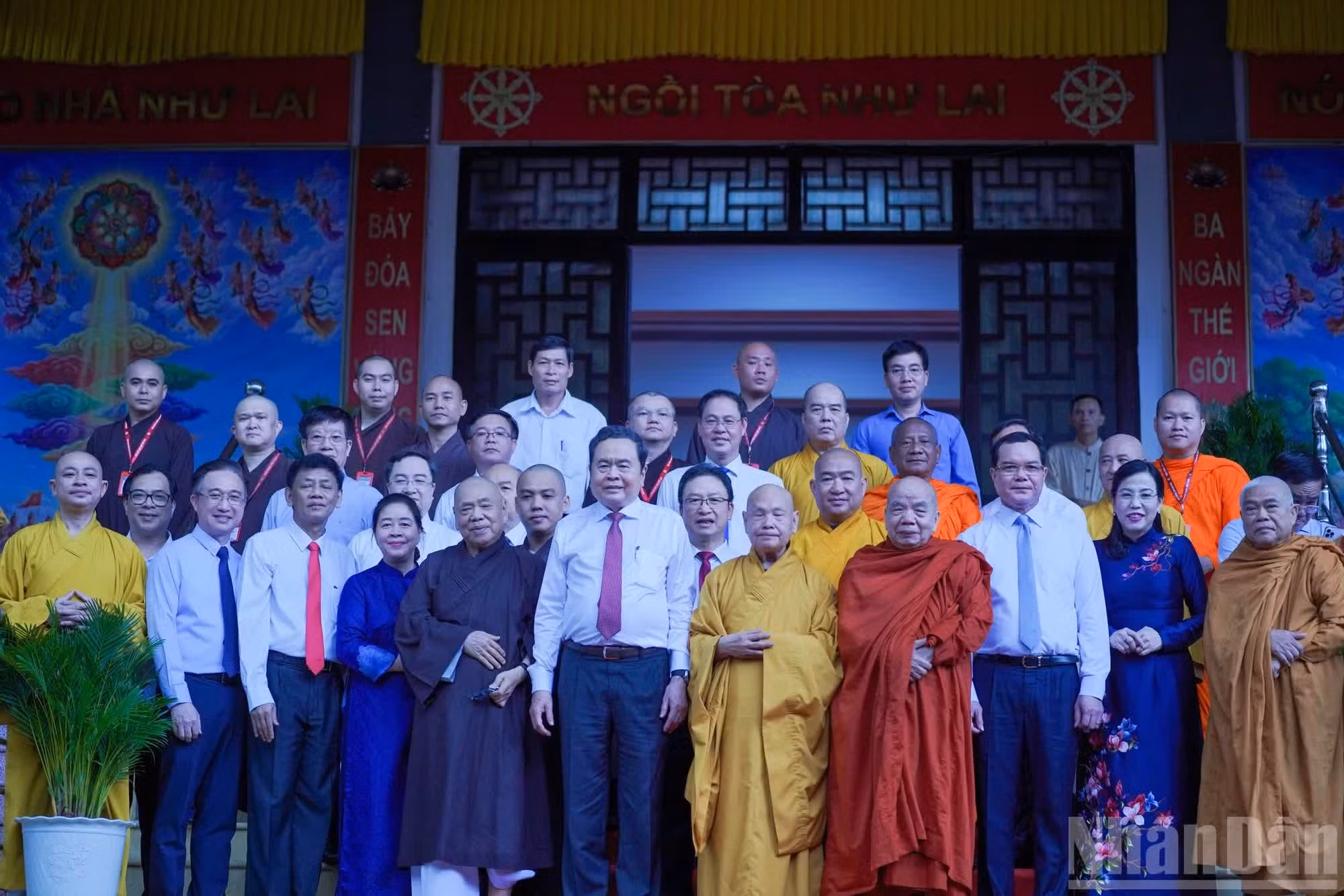 El presidente de la Asamblea Nacional de Vietnam, Tran Thanh Man, y el venerable Thich Thien Nhon, patriarca supremo adjunto del Consejo de Patrocinio y presidente del Consejo Ejecutivo de la Sangha Budista de Vietnam, posan junto con otros delegados en el Monasterio Zen de Quang Duc.