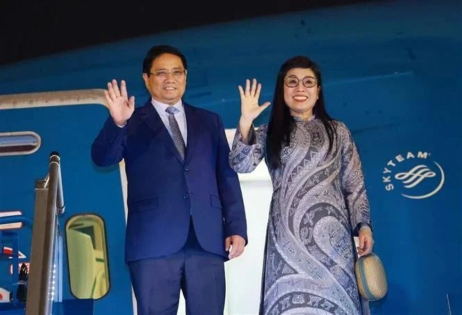 El primer ministro de Vietnam, Pham Minh Chinh, y su esposa parten de Hanói para asistir a la 3ª Conferencia de las Naciones Unidas sobre los Océanos, realizar actividades bilaterales en Francia y visitas oficiales a Estonia y Suecia. (Foto: VNA)