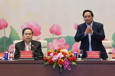 El secretario del Comité del Partido del Gobierno y primer ministro, Pham Minh Chinh (derecha), y el secretario del Comité del Partido de la Asamblea Nacional y titular del Legislativo, Tran Thanh Man, copresiden la cita. (Foto: Nhan Dan)
