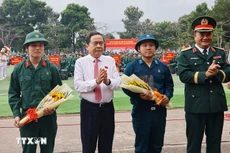 El presidente de la Asamblea Nacional de Vietnam, Tran Thanh Man, y los nuevos soldados. (Foto: VNA)
