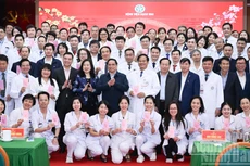 El primer ministro de Vietnam, Pham Minh Chinh, El premier con médicos y personal sanitario del Hospital Bach Mai. (Foto: Nhan Dan)