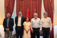 La embajadora de Vietnam en Argentina, Ngo Minh Nguyet, y el presidente de la Confederación Latinoamericana y del Caribe de Trabajadores Estatales (CLATE), Julio Fuentes. (Foto: VNA)