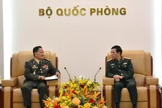 El ministro de Defensa de Vietnam, general Phan Van Giang (derecha), recibe al secretario de Estado en el Ministerio de Defensa camboyano, general Prum Din. (Foto: qdnd.vn)