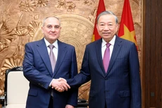 El secretario general del Partido Comunista de Vietnam (PCV), To Lam, y Tahir Budagov, vicepresidente y jefe de la Oficina del Comité Central del Partido Nuevo Azerbaiyán. (Foto: Nhan Dan)