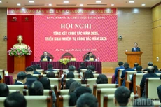El miembro del Buró Político y miembro permanente del Secretariado del Comité Central del PCV, Tran Cam Tu, interviene en la cita (Foto: VNA)