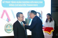 El embajador cubano Rogelio Polanco Fuentes entrega la Orden de la Amistad a Nguyen Thanh Nghi, miembro del Comité Central del Partido Comunista de Vietnam y jefe de su Comisión de Políticas y Estrategias. (Foto: VNA)