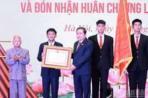 El presidente de la Asamblea Nacional, Tran Thanh Man, entrega la condecoración al Consejo de Nacionalidades. 