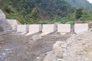 La presa Sabo, en la provincia de Son La, se construye con capital de la Asistencia Oficial para el Desarrollo no reembolsable financiado por el gobierno de Japón, y ayudará a reducir los riesgos de inundaciones repentinas y deslizamientos de tierra. 
