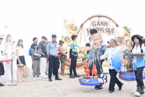 Da Nang organiza por primera vez el desfile gastronómico “Sabores de Da Nang”. 