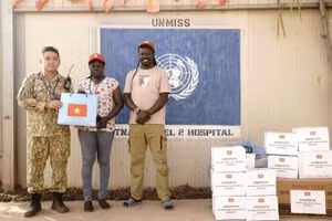 Funcionarios y personal del Hospital de Campaña de segundo nivel número 7 entregan suministros médicos a la Asociación de Enfermería y Partería de Sudán del Sur en Bentiu, estado de Unity.