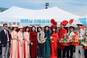 La directora del Centro de Apoyo para Familias Multiculturales de la ciudad surcoreana de Seongnam, Song Mun Yeong, y la ministra consejera Nguyen Thi Thai Binh, junto con novias y estudiantes vietnamitas en Seongnam durante el festival. (Foto: VNA)