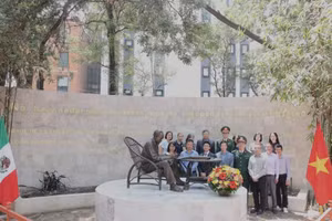 Los funcionarios de la Embajada de Vietnam en México, junto con representantes de entidades vietnamitas acreditadas en este país, rinden homenaje al Presidente Ho Chi Minh ante su monumento. (Foto: VNA)