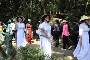 Multitudes visitan tierra natal del Presidente Ho Chi Minh