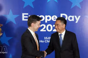 El vicepresidente permanente del Comité Popular de Ciudad Ho Chi Minh, Nguyen Loc Ha, saluda al embajador Julien Guerrier, jefe de la delegación de la UE en Vietnam. (Foto: VNA)