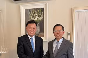 Francis Wong OAM (izquierda), presidente del Foro Empresarial Australia-Asean (AABF), durante una reunión de trabajo con el embajador de Vietnam en Australia, Pham Hung Tam. (Foto: VNA)
