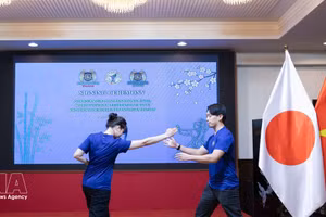 Una estudiante japonesa de vovinam demuestra cómo defenderse de diversos métodos de ataque. (Foto: VNA)