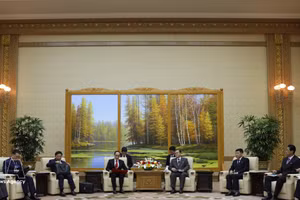 El miembro del Buró Político y ministro de Relaciones Exteriores, Le Hoai Trung, sostuvo hoy un encuentro con Jo Yong Won, presidente del Comité Permanente de la Asamblea Popular Suprema y titular de ese órgano legislativo de la República Popular Democrática de Corea (RPDC). (Fuente: VNA)