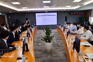 Nguyen Thanh Nghi, jefe de la Comisión de Políticas y Estrategias del Comité Central del Partido, durante la visita de trabajo al Centro de Investigación y Desarrollo de Samsung Vietnam. (Foto: VNA)