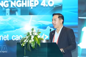 El coronel Nguyen Dinh Do Thi, del Departamento de Ciberseguridad y Prevención de Delitos de Alta Tecnología (A05) del Ministerio de Seguridad Pública, interviene en la cita (Foto: VNA)