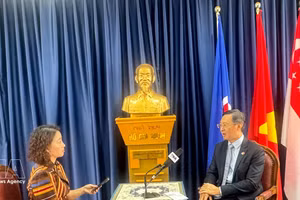 El embajador de Vietnam en Singapur, Tran Phuoc Anh en la entrevista concedida a corresponsales de la VNA. (Fuente: VNA)
