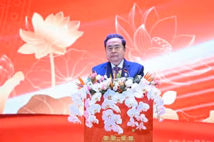 El presidente de la Asamblea Nacional de Vietnam, Tran Thanh Man, dirige el evento. 