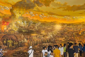 Turistas visitan la pintura panorámica de la Campaña de Dien Bien Phu en el Museo de la Victoria de Dien Bien Phu. (Foto: VNA)