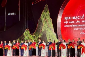 Dirigentes de la provincia de Dien Bien y los jefes de delegaciones cortan la cinta inaugural del festival. (Foto: Nhan Dan)