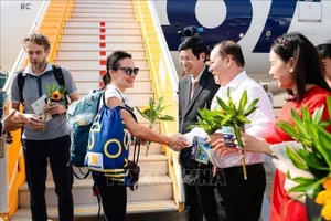 Karolina Agnieszka de Polonia es la turista internacional número 20 millones en visitar Vietnam en 2025. (Foto: VNA)