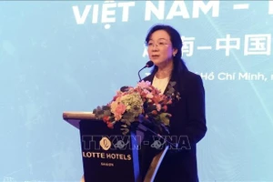 Yang Yanyan, presidenta de la Asociación de Promoción Comercial de Guangxi, habla en el evento. (Foto: VNA)