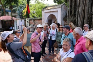 Turistas internacionales visitan el Templo de la Literatura en Hanói. (Foto: VNA)