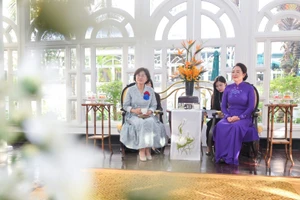 Nguyen Thi Thanh Nga, cónyuge del presidente de la Asamblea Nacional de Vietnam, Tran Thanh Man, y Shin Kyunghye, cónyuge del presidente de la Asamblea Nacional de Corea del Sur, Woo Won Shik, en la actividad.