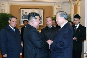 El secretario general del Partido Comunista de Vietnam, To Lam, y el secretario general del Partido del Trabajo de Corea y presidente de la Comisión de Asuntos Estatales del país anfitrión, Kim Jong Un.